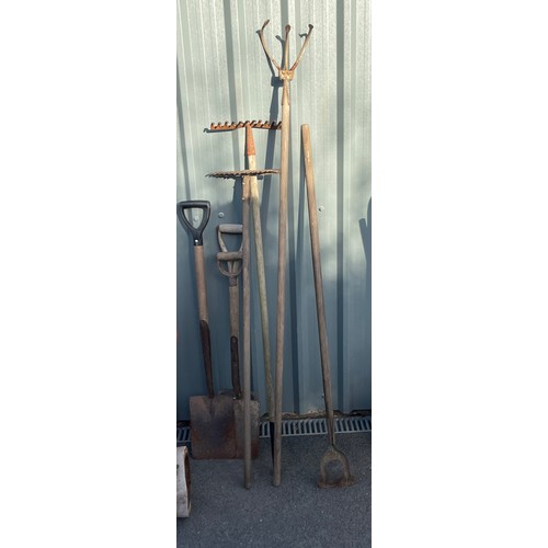 100E - Selection of garden tools