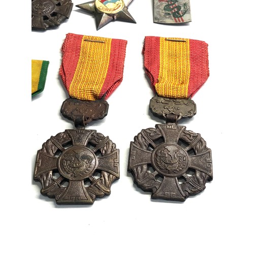 478 - selection of vietnam medals & badge