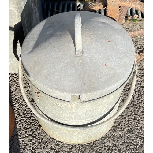 101f - Galvanished bucket with lid