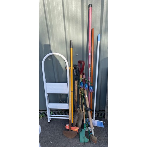 101M - Selection of garden tools