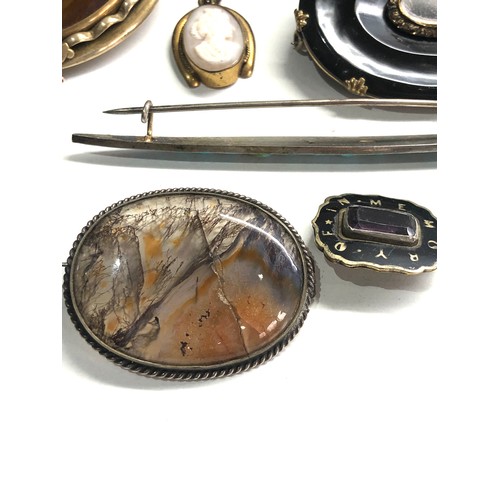 382 - Selection of antique jewellery items some in need of repair