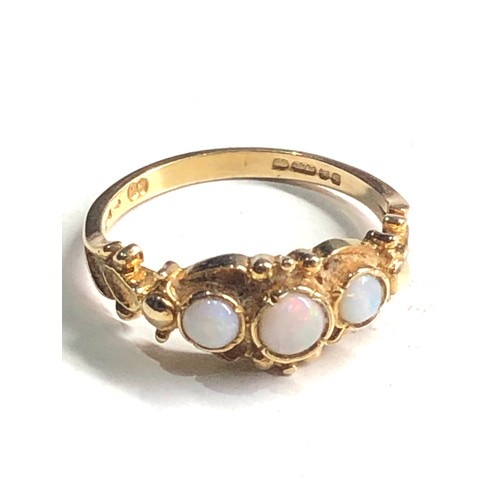 307 - 9ct gold opal ring weight 2.5g