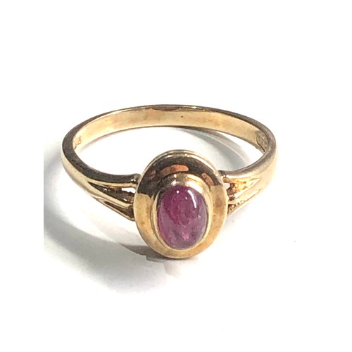 326 - 9ct gold garnet ring weight 2.5g