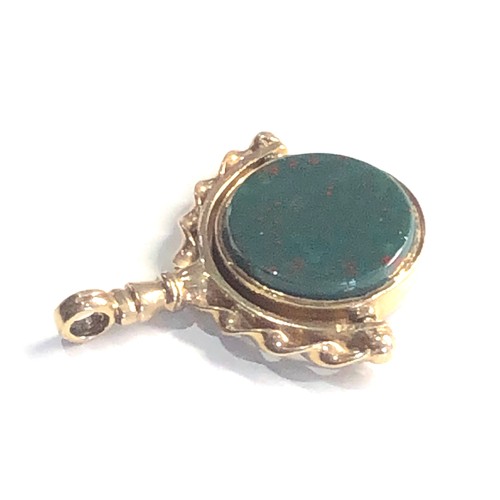 314 - 9ct gold agate spinner fob  weight 6.8g