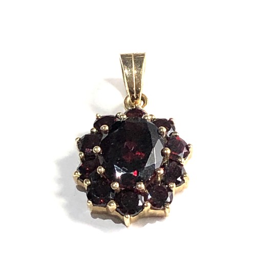 302 - 9ct gold garnet pendant weight 2g