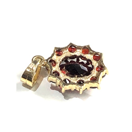 302 - 9ct gold garnet pendant weight 2g