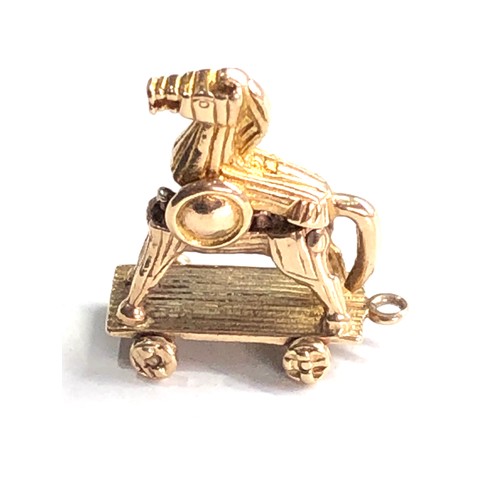 98 - Vintage 9ct gold Trojan horse charm 4.7g