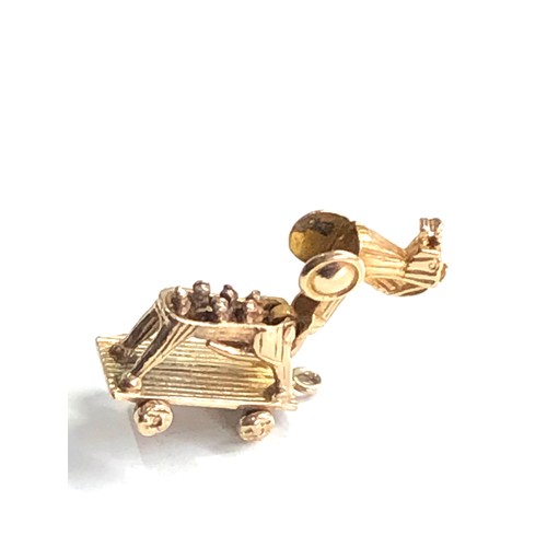 98 - Vintage 9ct gold Trojan horse charm 4.7g