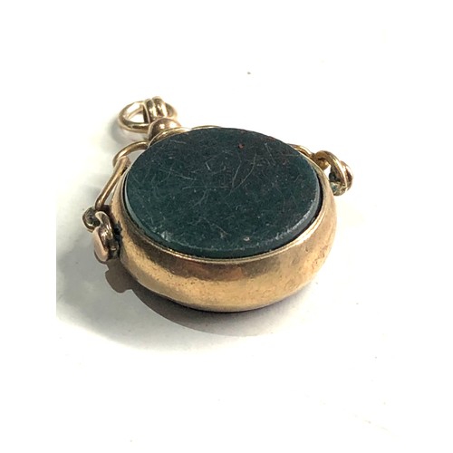 123 - 9ct gold antique agate swivel fob 3.8g