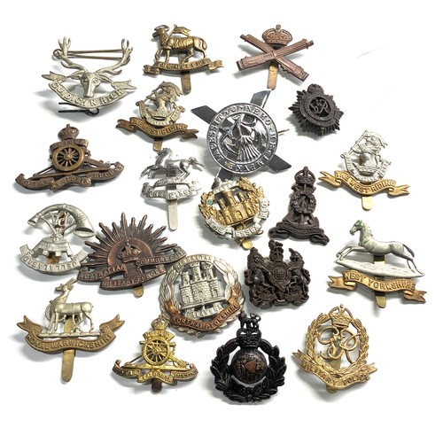 389 - 20 military cap badges