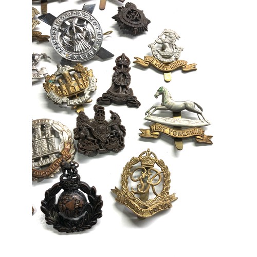 389 - 20 military cap badges