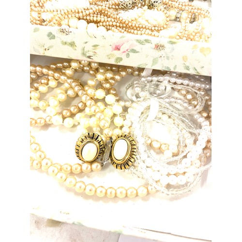 453 - Selection of assorted costume jewellery includes some  pearls