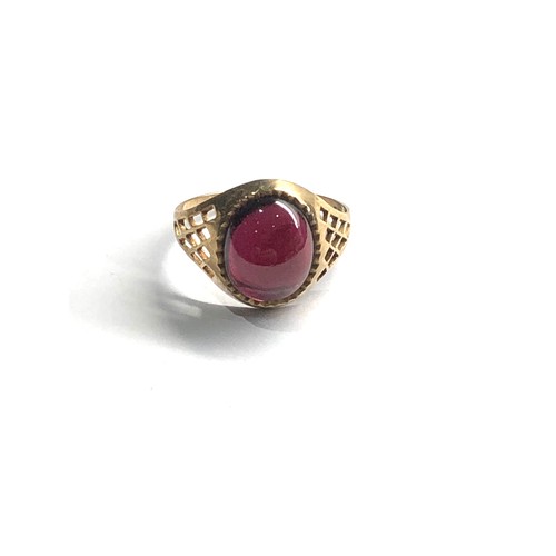 440 - 9ct gold garnet oval cabochon ring (2.9g)