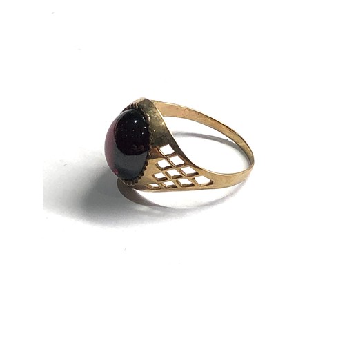 440 - 9ct gold garnet oval cabochon ring (2.9g)