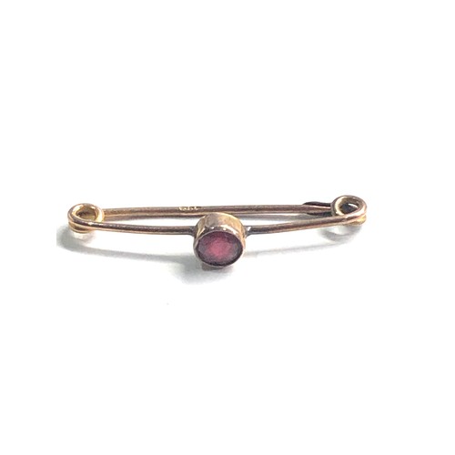 76 - 9ct gold garnet brooch 1g