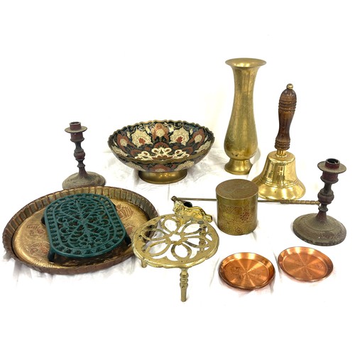 86 - Selection of brassware to include bowl with pedestal stand, bell, vase etc