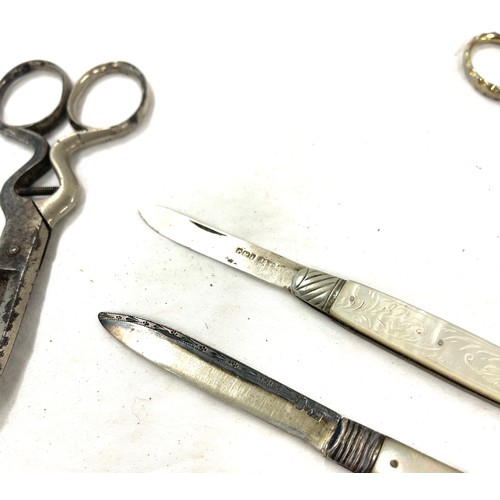 446 - Selection miscellaneous items to include silver bladed fruit knifes, silver tongs,