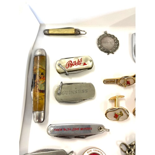 464 - Tray of vintage items to include advertising pocket knifes, Albert chain, gold tone jewellery, badge... 