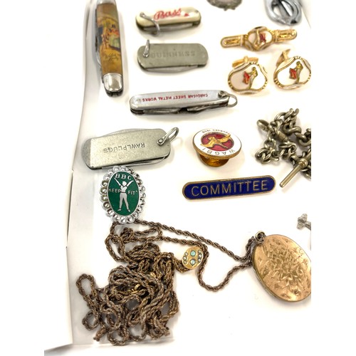 464 - Tray of vintage items to include advertising pocket knifes, Albert chain, gold tone jewellery, badge... 