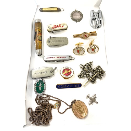 464 - Tray of vintage items to include advertising pocket knifes, Albert chain, gold tone jewellery, badge... 