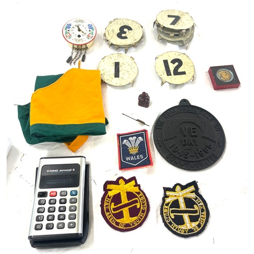 462 - Tray of collectable items to include numbered metal plaques, small clock, VE day plaque - Colebrook ... 