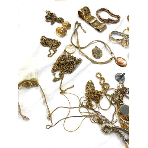 457 - Selection of Vintage and later costume jewellery