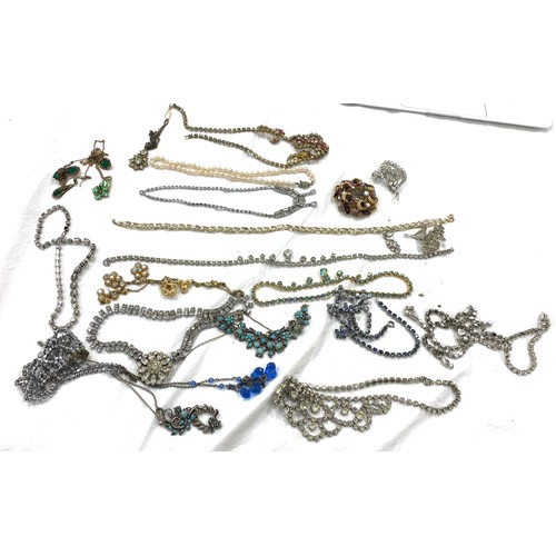 466 - Selection of Vintage and later costume jewellery