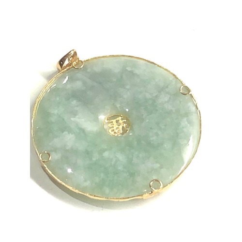 147 - 9ct gold chinese jade pendant measures approx 3.6cm diam