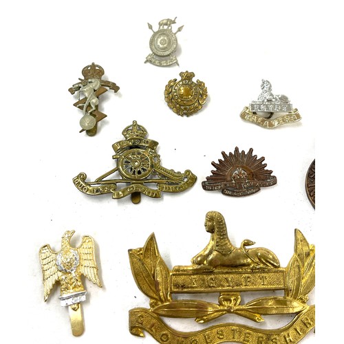 501 - Quantity of military cap badges