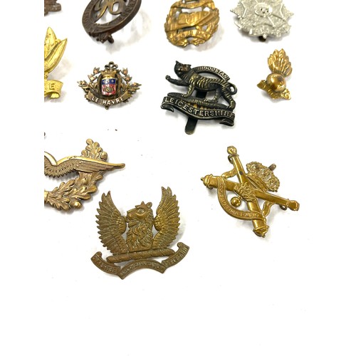 501 - Quantity of military cap badges