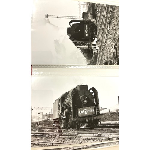 191 - Large selection of train photographs in albums