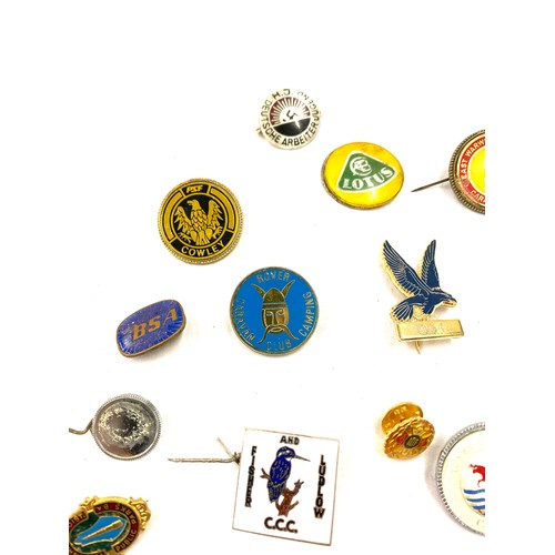 475 - Selection of vintage and later badges Morris Motors Caravan Club etc