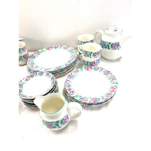 426 - 45 Pieces of Royal Doulton Sangria part tea and dinner service