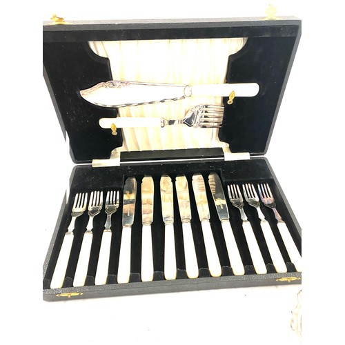 118 - Selection of silver plate to include cased cutlery set etc