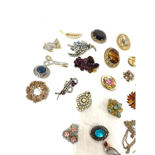 514 - Tray of vintage and later costume jewellery brooches