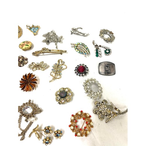 514 - Tray of vintage and later costume jewellery brooches