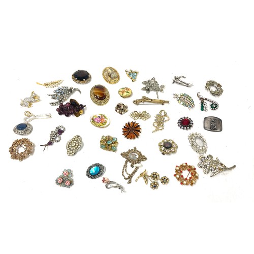 514 - Tray of vintage and later costume jewellery brooches