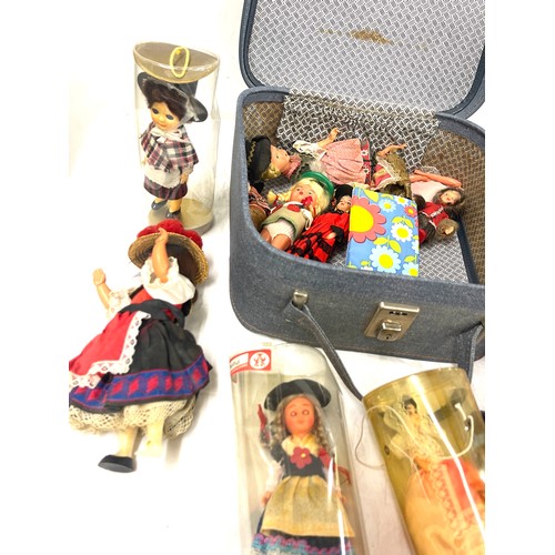 156 - Vanity case of vintage dolls