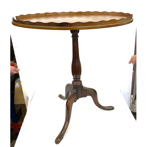 383 - Inlaid mahogany oval occasional table measures approx 27