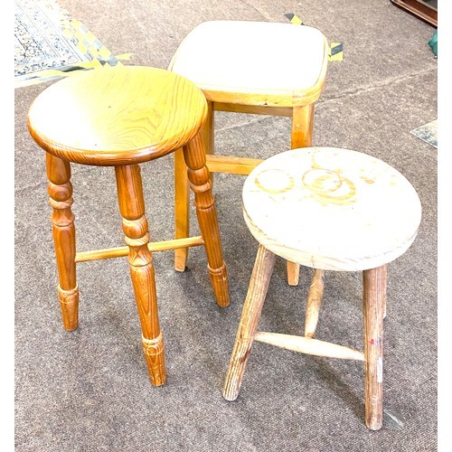 325 - 3 Vintage folding deck chairs, metal frame, wooden arm rests and 3 Vintage kitchen stools