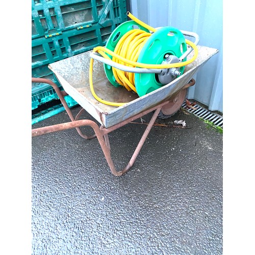 100h - Hose pipe and wheel barrow