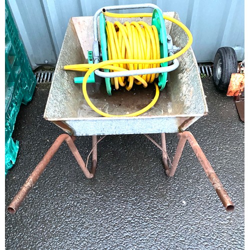 100h - Hose pipe and wheel barrow