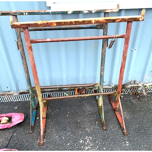 100j - 2 Metal trestles