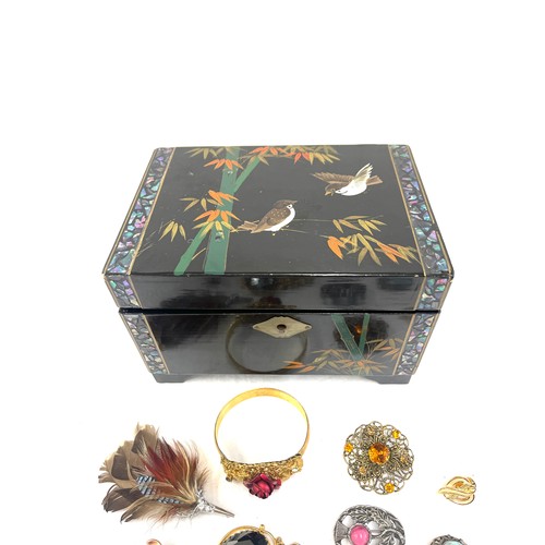 423 - Lacquered jewellery box containing costume jewellery