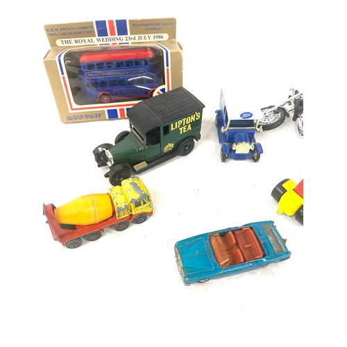 22 - Selection of assorted dye cast cars includes matchbox etc