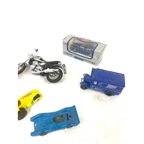 22 - Selection of assorted dye cast cars includes matchbox etc