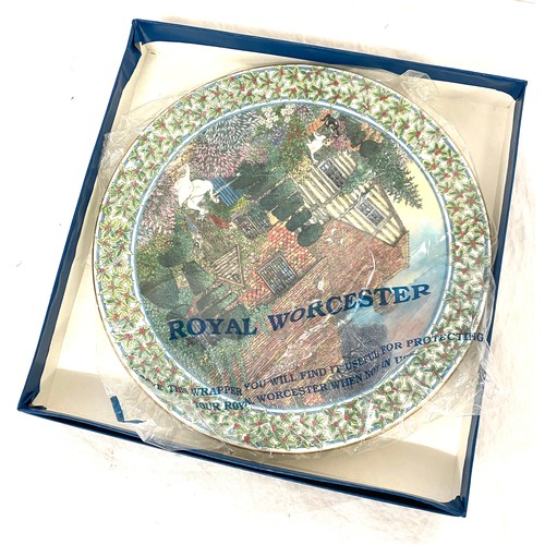 88 - Selection of Royal Worcester china to include 2 plates, lidded trinket