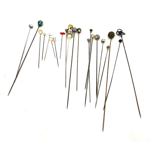 537 - Selection of vintage hat pins