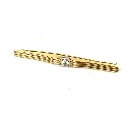 532 - 8k gold and stone set brooch, approximate weight 2.5g