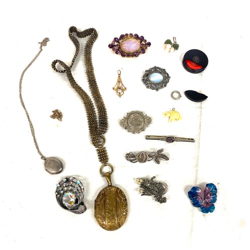 536 - Selection of vintage and later jewellery to include brooches, pendants etc